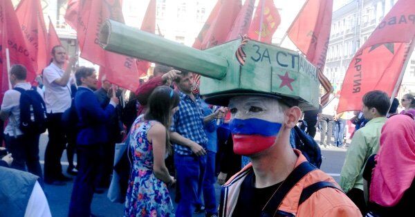 Подросток в костюме танка на День Победы
