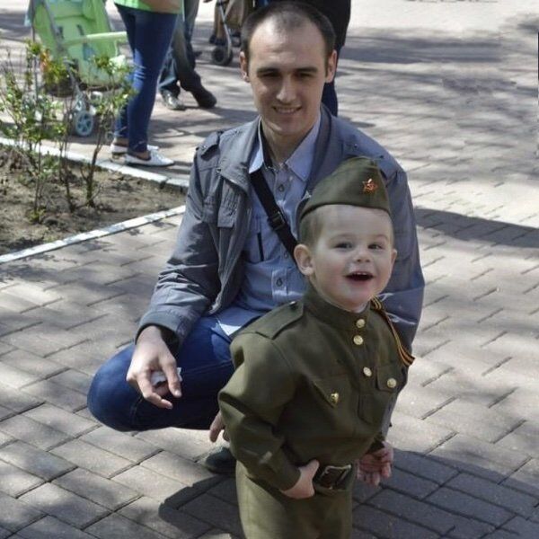 Папа с мальчиком на День Победы