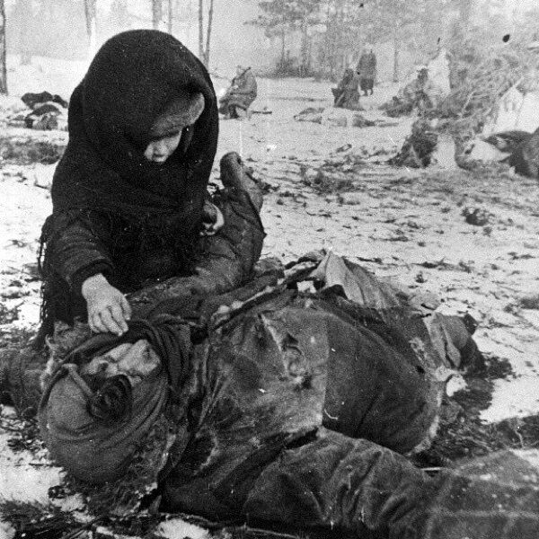 Советский ребенок рядом с убитой матерью. Концлагерь для гражданского населения «Озаричи». Белоруссия, местечко Озаричи Домановичского района Полесской области