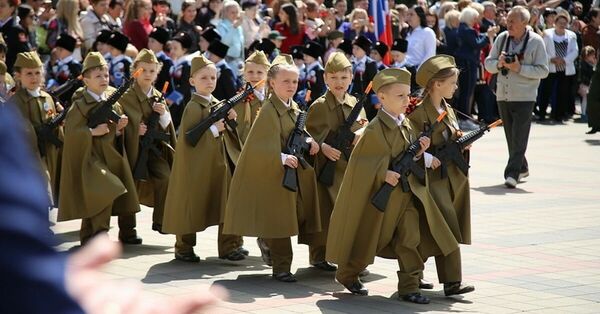 дети в военной форме 9 мая