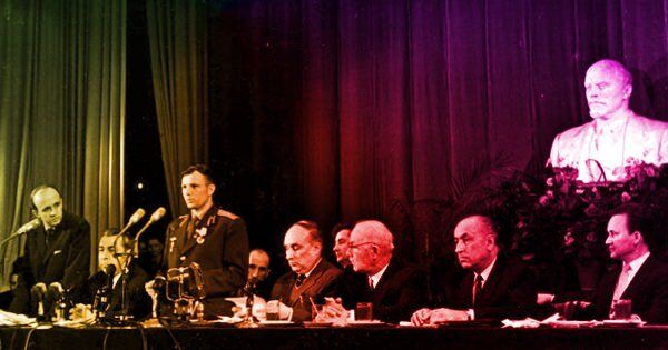 gagarin_press.jpg Юрий Гагарин на пресс-конференции