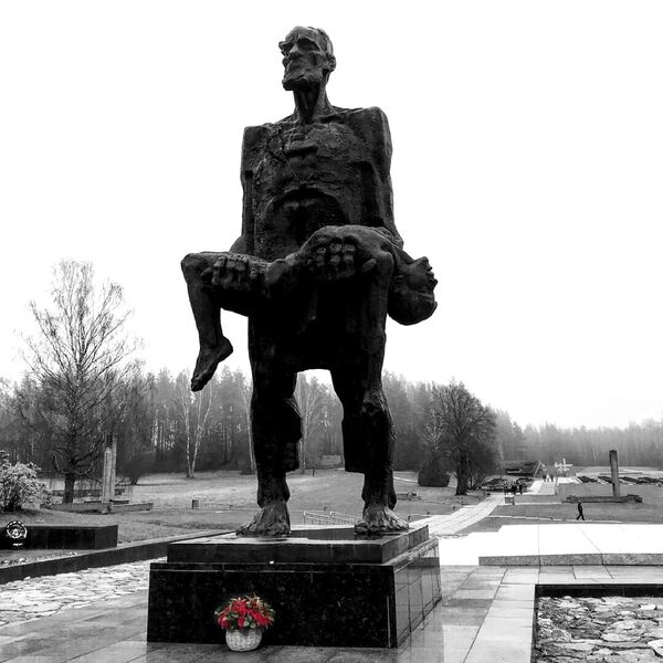 Хатынь, дед с внуком на руках