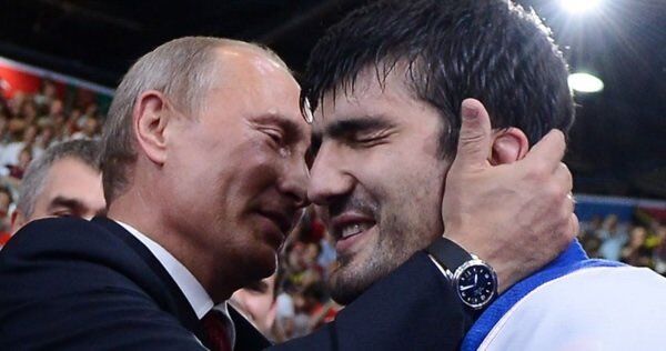 Путин целует мужика