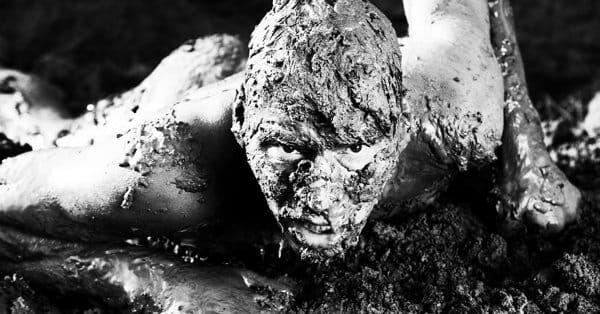 sortir_mud.jpg Человек в грязи