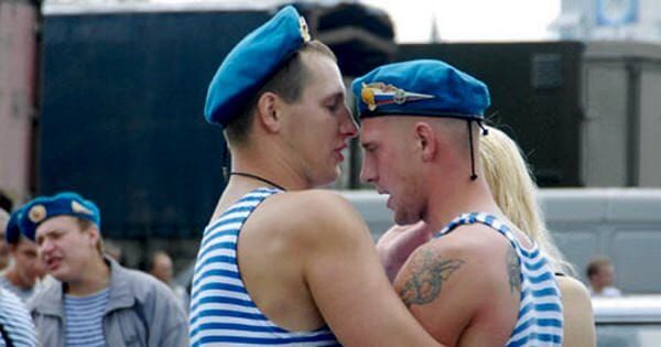 Десантники целуются